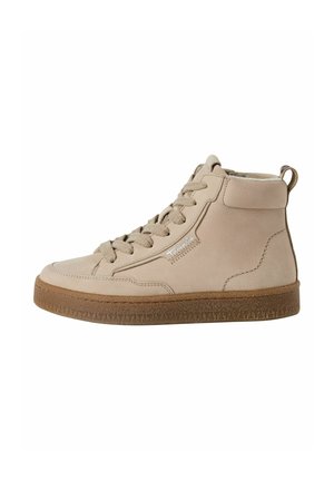 Beige hoge sneaker met een gestructureerde bruine zool, gevoerde enkels, vetersluiting aan de voorkant en een trekband bij de hiel.