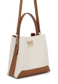 Baltas raštuotas rankinė su rudos odos detalėmis, aukso spalvos metalinėmis dalimis ir dviem rankenomis. Turi struktūruotą formą ir lygią tekstūrą.