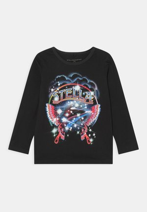Sort langærmet t-shirt med et farverigt grafisk design med ordet "STELLA", vinger og glitrende accenter. Klassisk rund hals.