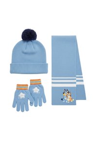 Set invernale per bambini di colore blu chiaro con un berretto con pompon, guanti con design a stelle e una sciarpa che presenta due cani dei cartoni animati che si abbracciano e strisce bianche.