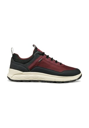 Zapatillas de corte bajo con parte superior de malla burdeos, acentos negros, suela blanca ondulada, cordones negros y una lengüeta en el talón y la lengüeta.