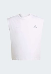 Valkoinen, hihaton puuvillatoppi, jossa on korkea pääntie, hillitty "Adidas Running" -teksti ja pieni kolmiraidallinen logo rinnassa.