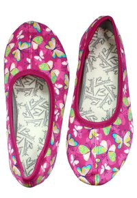 Rosa Stoff-Ballerinas mit einem Schmetterlingsmuster in Blau, Grün und Weiß. Sie verfügen über eine abgerundete Zehe und ein weiches Innenfutter.