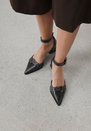 Next, REGULAR FIT - FOREVER COMFORT POINT TOE BUCKLE BLOCK HEELS - Pumps - chocolate brown