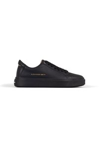Sneaker in pelle nera con punta arrotondata, suola piatta e design con lacci. Presenta il marchio "Alexander Smith" in oro sul lato.