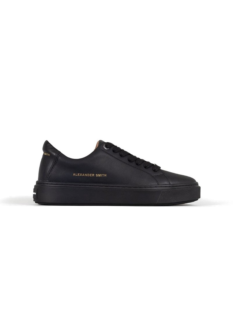 Sneaker in pelle nera con punta arrotondata, suola piatta e design con lacci. Presenta il marchio "Alexander Smith" in oro sul lato.