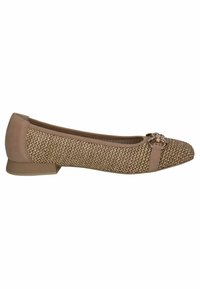 Bailarina de tela tejido beige con parte trasera de ante, pequeño tacón y detalle metálico en la punta. Textura suave con forma redondeada.