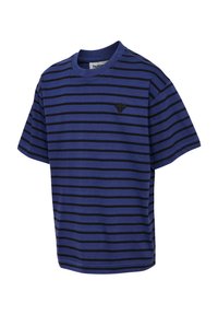 Blauw-zwart gestreept katoenen T-shirt met een ronde hals en korte mouwen; heeft een klein zwart embleem op de borst.