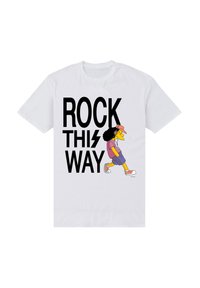 Bílé tričko s krátkými rukávy zobrazující kreslenou postavičku s sluchátky, v barevném oblečení, s velkým černým nápisem "ROCK THIS WAY".