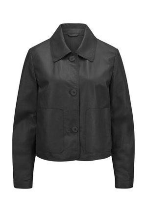 Schwarze, kurz geschnittene Lederjacke mit drei frontalen Knöpfen, weitem Kragen und zwei großen quadratischen Taschen vorne.