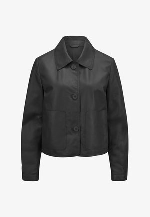 Schwarze, kurz geschnittene Lederjacke mit drei frontalen Knöpfen, weitem Kragen und zwei großen quadratischen Taschen vorne.