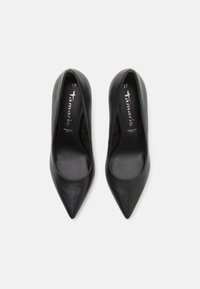 Paire d'escarpins noirs à bout pointu pour femme, taille 37, finition cuir lisse et marque Tamaris visible à l'intérieur.