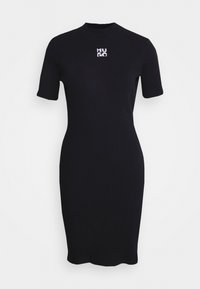 Robe noire côtelée avec manches courtes et col montant. Présente un logo blanc "HUGO" sur la poitrine. Coupe ajustée, longueur genou.