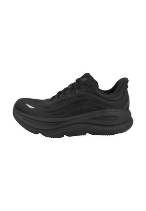 Baskets de course noires avec une tige en mesh, semelle intermédiaire rembourrée, semelle texturée et talon renforcé, présentant un logo ton sur ton sur le côté.