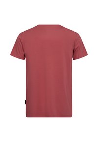 Camiseta roja de manga corta con cuello redondo, hecha de una tela suave, con un diseño liso y una pequeña etiqueta de logo en el borde lateral.