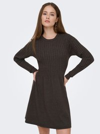 Robe en maille marron foncé avec texture côtelée, manches longues et corsage ajusté se transformant en jupe évasée, dotée d'un col rond.