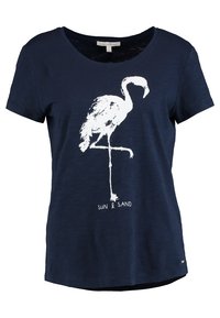 Granatowa koszulka z miękkiego materiału z białym nadrukiem flaminga i napisem "SŁOŃCE I PIASEK" na dole. Okrągły dekolt, krótkie rękawy.