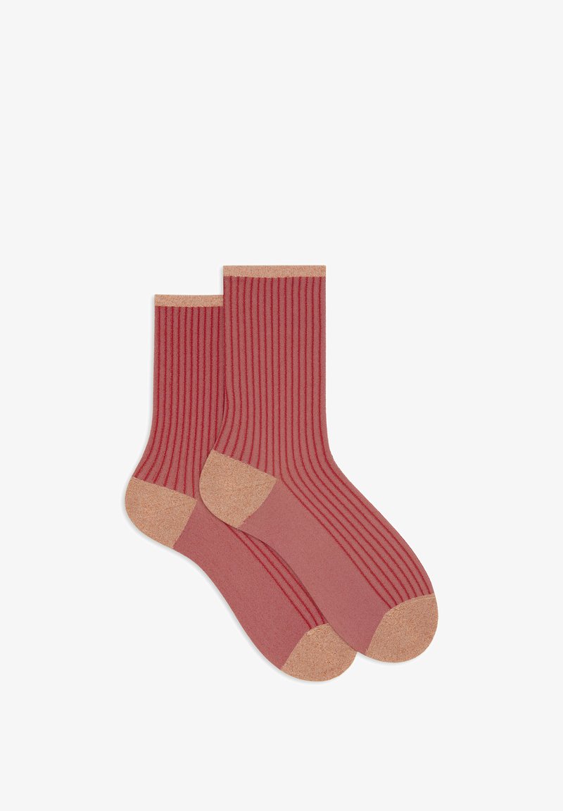 Calzini rossi a coste con dettagli beige al polsino e alla punta, realizzati in materiale morbido, con spessore medio e trama uniforme.