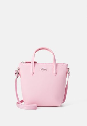 Bolso de mano rosa con material sintético texturizado, dos asas cortas, correa de hombro desmontable y un logotipo plateado en la parte frontal.
