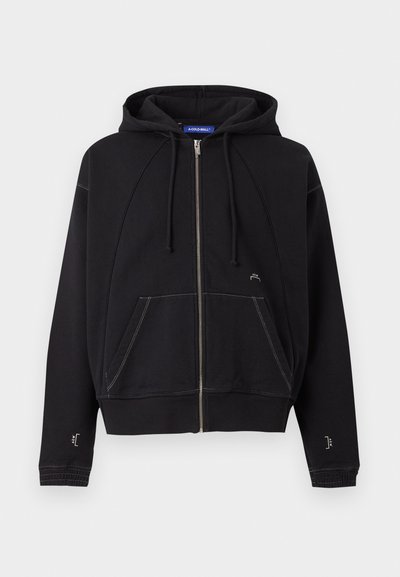 Μαύρο φούτερ με φερμουάρ, εμπρόσθιες τσέπες, κουκούλα με κορδόνι, λευκά γαζιά και μικρό λευκό λογότυπο κοντά στην τσέπη και στα μανίκια.