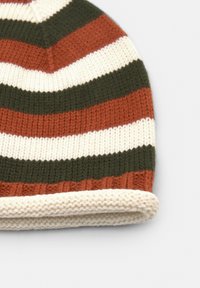 Gestrickte Mütze mit abwechselnden Streifen in Olivgrün, Rost, Creme und Weiß; verfügt über einen umgeschlagenen Saum und strukturiertes Material.