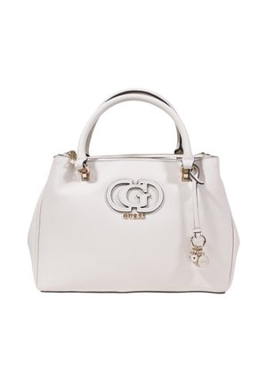 Borsa in pelle bianca a ciottoli con logo Guess argentato, doppi manici superiori e un piccolo charm. Chiusura a zip con accenti in metallo dorato.