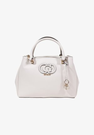 Weißes, strukturgeprägtes Lederhandtasche mit silbernem Guess-Logo, doppelten Tragegriffen und einem kleinen Anhänger. Reißverschlussverschluss mit Akzenten in goldfarbener Hardware.