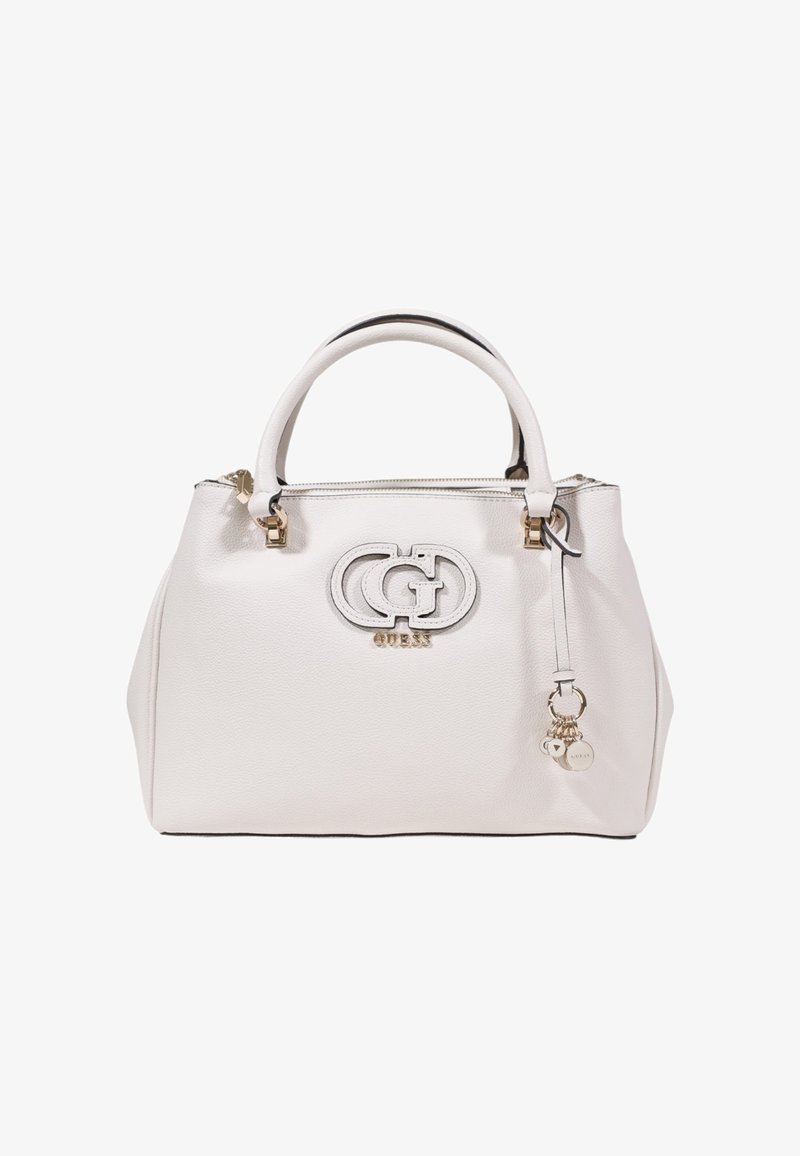 Borsa in pelle bianca a ciottoli con logo Guess argentato, doppi manici superiori e un piccolo charm. Chiusura a zip con accenti in metallo dorato.