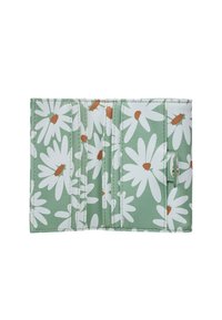 Groene portemonnee met wit madeliefjespatroon en bruine accenten. Beschikt over meerdere kaartsleuven en een drukknoopsluiting. Gestructureerd, synthetisch materiaal.