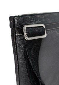 Borsa nera in pelle con finitura texturizzata, dotata di un dettaglio in metallo rettangolare argento e cuciture a contrasto sui bordi.