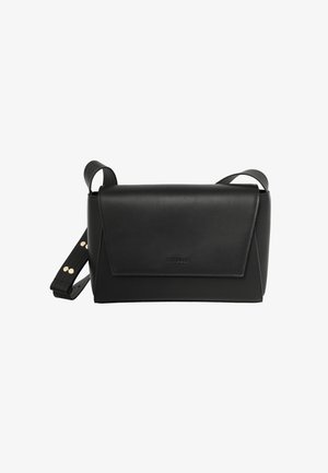 Borsa a tracolla in pelle nera con chiusura a patta frontale, tracolla regolabile con borchie dorate e logo del marchio in rilievo discreto.