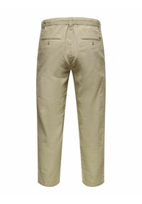 Khakifarbene Leinenhose mit lockerem Schnitt, verstellbarem Kordelzugbund und zwei Gesäßtaschen mit Knopfverschluss. Glatte Textur.