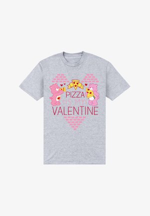 Szara bawełniana koszulka z różowymi kreskówkowymi niedźwiadkami trzymającymi kawałki pizzy, z sercem i wzorem ceglanej ściany. Tekst: "PIZZA jest MOJĄ WALENTYNKĄ."