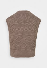Gilet sans manches en tricot marron avec motifs torsadés et losanges, col et ourlet côtelés, vu de dos.