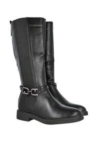 Par de botas de cuero negro hasta la rodilla con paneles elásticos en los laterales y detalle de hebilla plateada cerca del tobillo, suelas planas y puntas redondeadas.