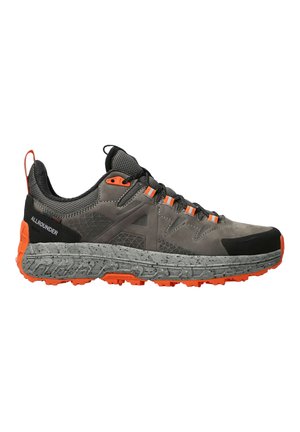 Chaussure de randonnée grise et noire avec des accents orange, semelle texturée, tige en mesh, et le nom de la marque "ALLROUNDER" sur le contrefort du talon.