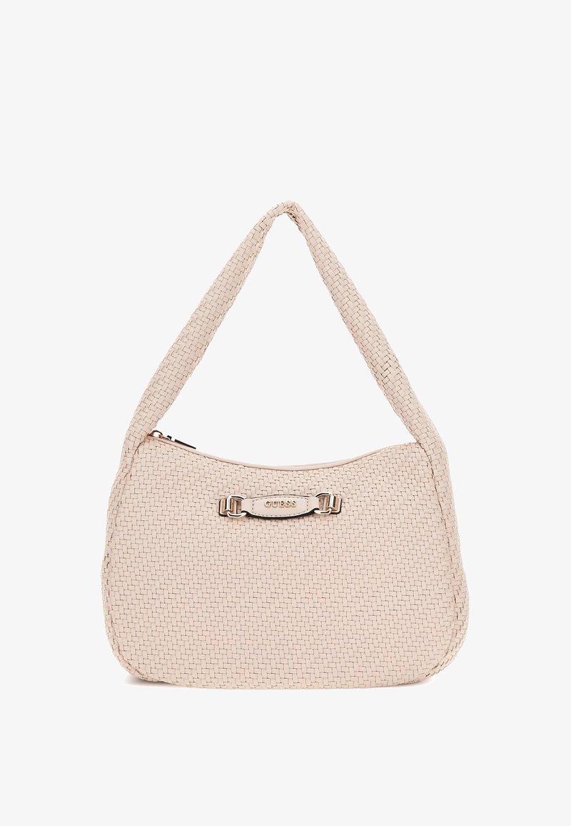 Sac à main tissé beige avec une forme incurvée, dotée d'une anse arrondie et de quincaillerie métallique avec un logo. Texture lisse avec des coutures détaillées.