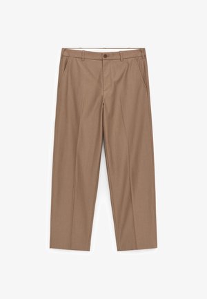 Beige recht gesneden herenkledingbroek met lussen voor een riem, een knoop aan de voorkant, een ritssluiting en zijzakken, plat uitgestald op een witte achtergrond.