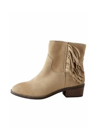 Stivale ankle in suede color cammello con tacco basso a blocco, caratterizzato da dettagli in frange sui lati e una punta arrotondata liscia.