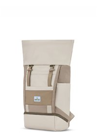 Beige és barna hátizsák, roll-top kialakítással, állítható pántokkal, textúrált hálós zsebbel és logó címkével.