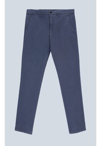 Chino in cotone blu navy con vestibilità slim, gamba dritta, tasche anteriori, vita regolare e chiusura con un unico bottone in vita.