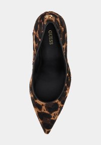 Ballerine a punta con stampa leopardata, dotata di fodera interna nera e accento in metallo dorato sul retro. La texture in pelliccia completa il design audace.