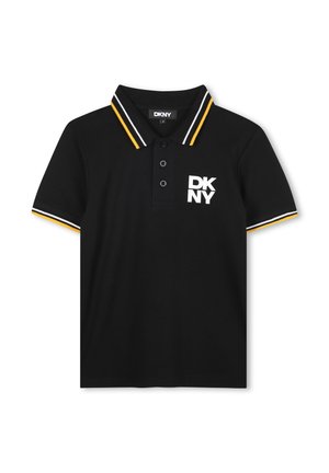 T-shirt polo noir avec un col rayé jaune et blanc. Présente trois boutons et un logo DKNY blanc sur le côté gauche. Manches courtes.