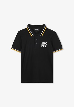 Zwarte poloshirt met een kraag in geel en wit gestreept patroon. Voorzien van drie knopen en een wit DKNY-logo aan de linkerkant. Korte mouwen.