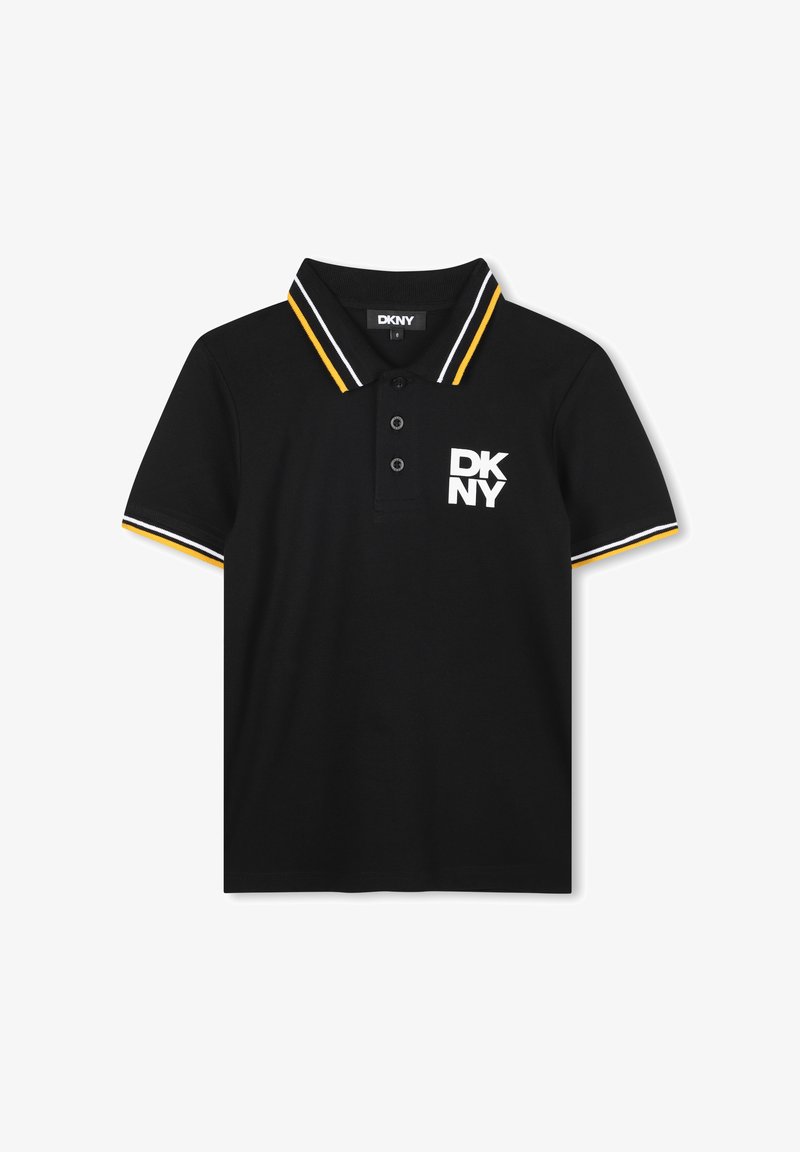 Zwarte poloshirt met een kraag in geel en wit gestreept patroon. Voorzien van drie knopen en een wit DKNY-logo aan de linkerkant. Korte mouwen.