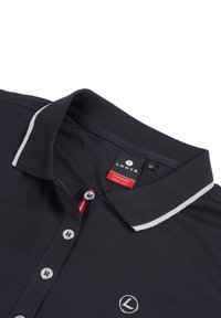 Černé polo tričko s límcem a bílým lemem, třemi stříbrnými knoflíky a červeným akcentem na légu. Logo umístěné na hrudi.