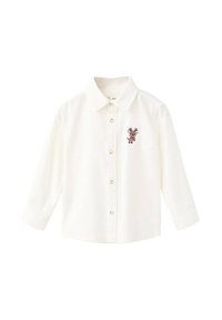 Bílá košile s dlouhými rukávy a límečkem, která se vyznačuje malým vyšívaným designem soba na levé straně hrudi, s knoflíkovým zapínáním a hladkým materiálem.