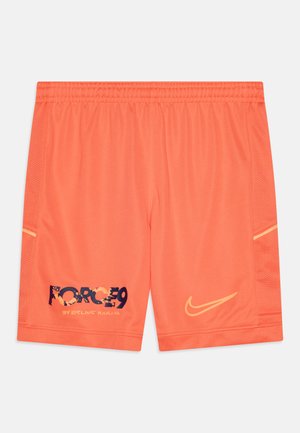 Oranžové športové šortky vyrobené z priedušnej tkaniny s textúrou siete, s modrožltým grafickým logom a bočným akcentovým pruhom.