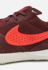 Nike Performance STREETGATO - Sapatilha de treino - bronze eclipse/bright crimson