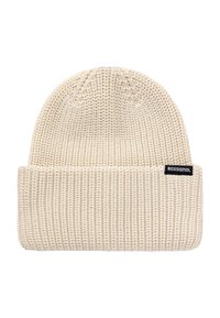 Czapka dzianinowa w kolorze ecru, z widoczną prążkowaną fakturą, z podwiniętym mankietem oraz małą czarną metką marki z boku.